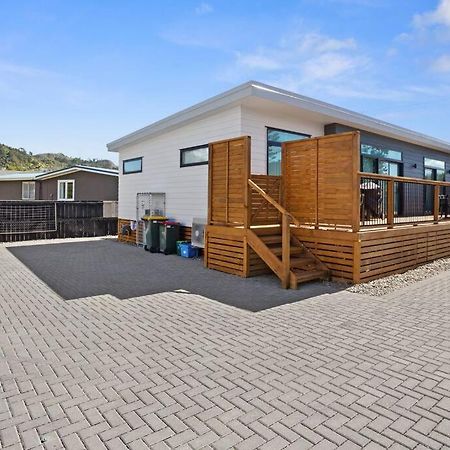 Another On Leo Waihi Luaran gambar