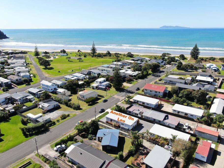 Another On Leo Waihi Luaran gambar