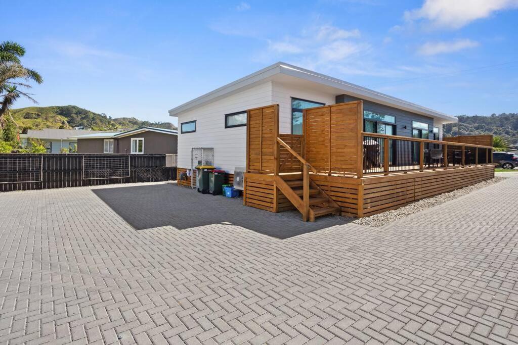 Another On Leo Waihi Luaran gambar